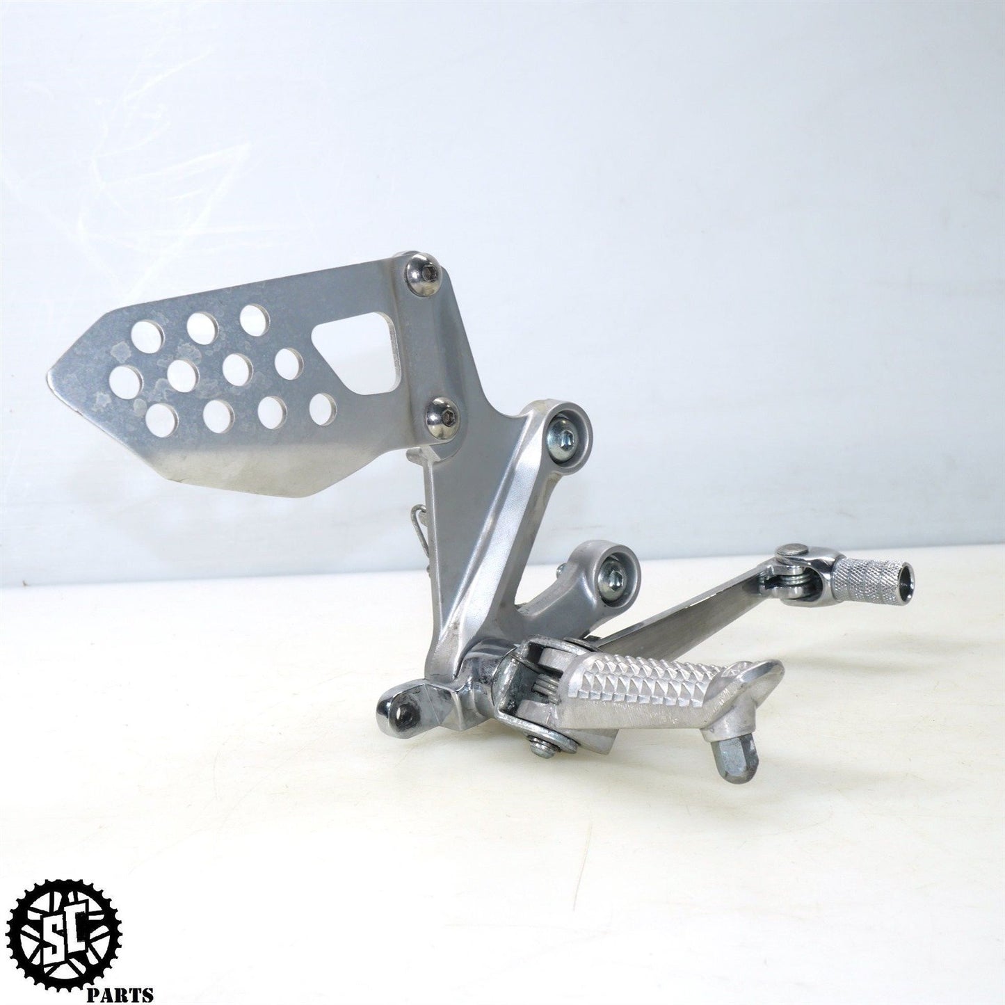 2004 2005 SUZUKI GSXR 600 RIGHT REARSET FOOT PEG BRACKET S51