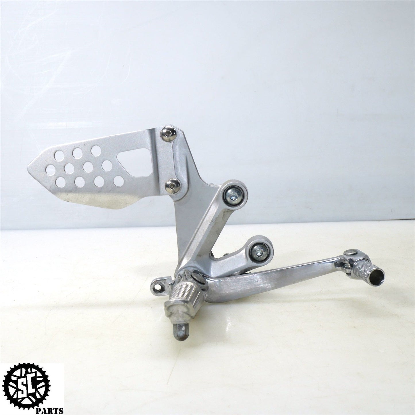 2004 2005 SUZUKI GSXR 600 RIGHT REARSET FOOT PEG BRACKET S51