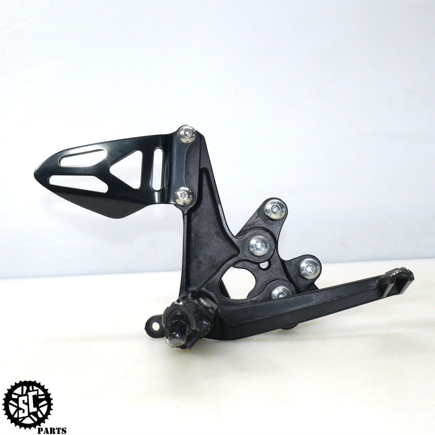 2023 11-24 SUZUKI GSXR 600 750 RIGHT REARSET FOOT PEG BRACKET S17