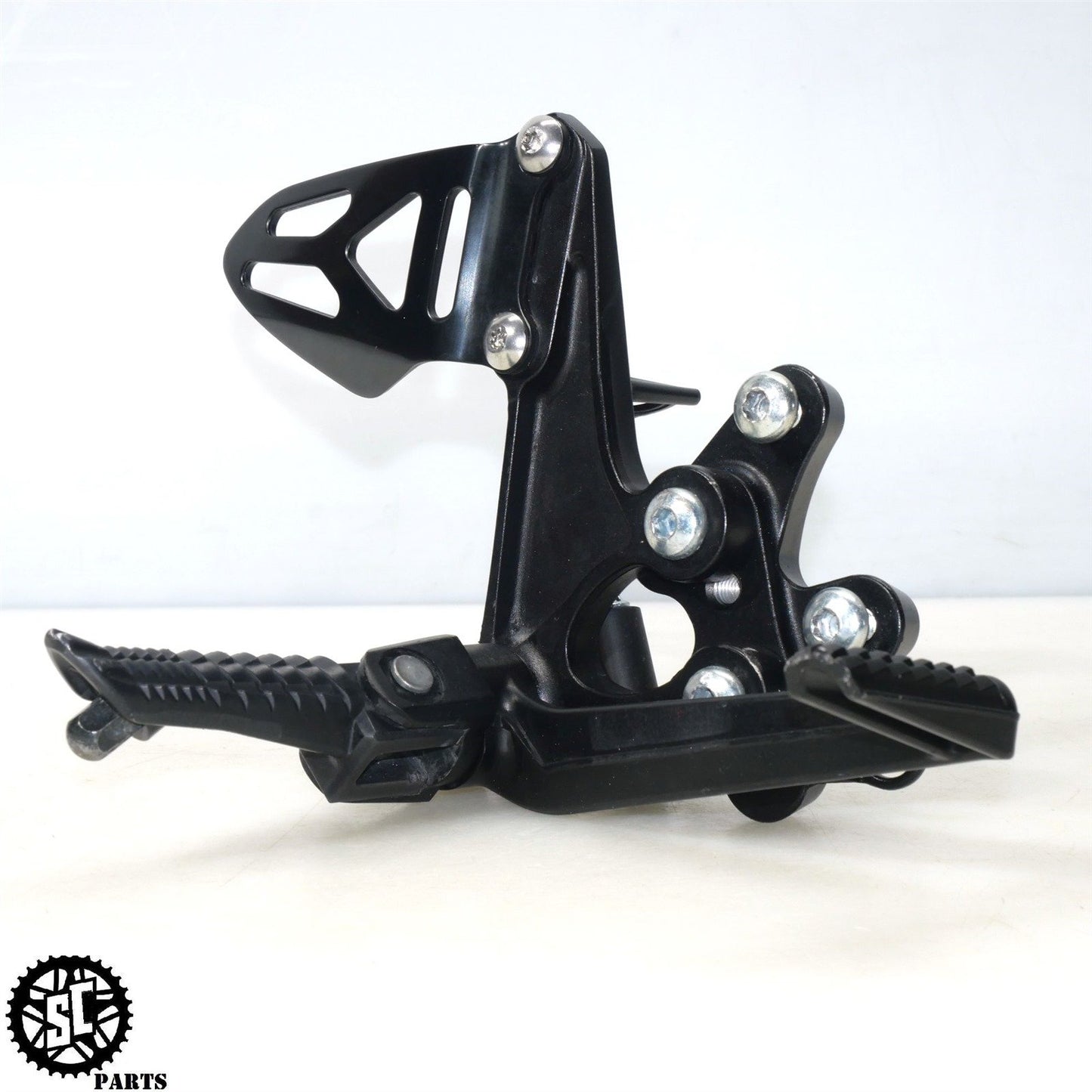 2023 11-24 SUZUKI GSXR 600 750 RIGHT REARSET FOOT PEG BRACKET S17
