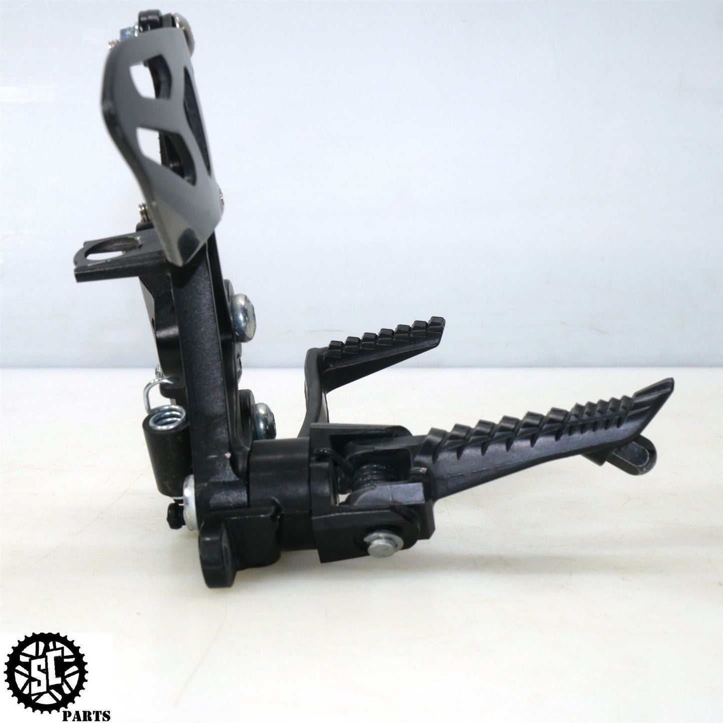 2023 11-24 SUZUKI GSXR 600 750 RIGHT REARSET FOOT PEG BRACKET S17