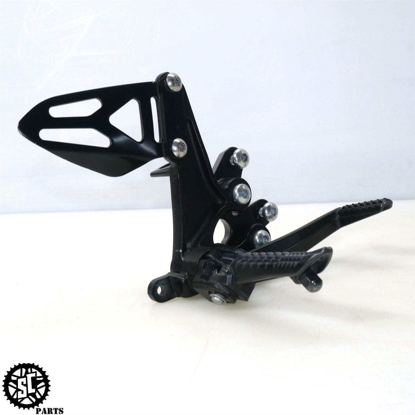 2023 11-24 SUZUKI GSXR 600 750 RIGHT REARSET FOOT PEG BRACKET S17