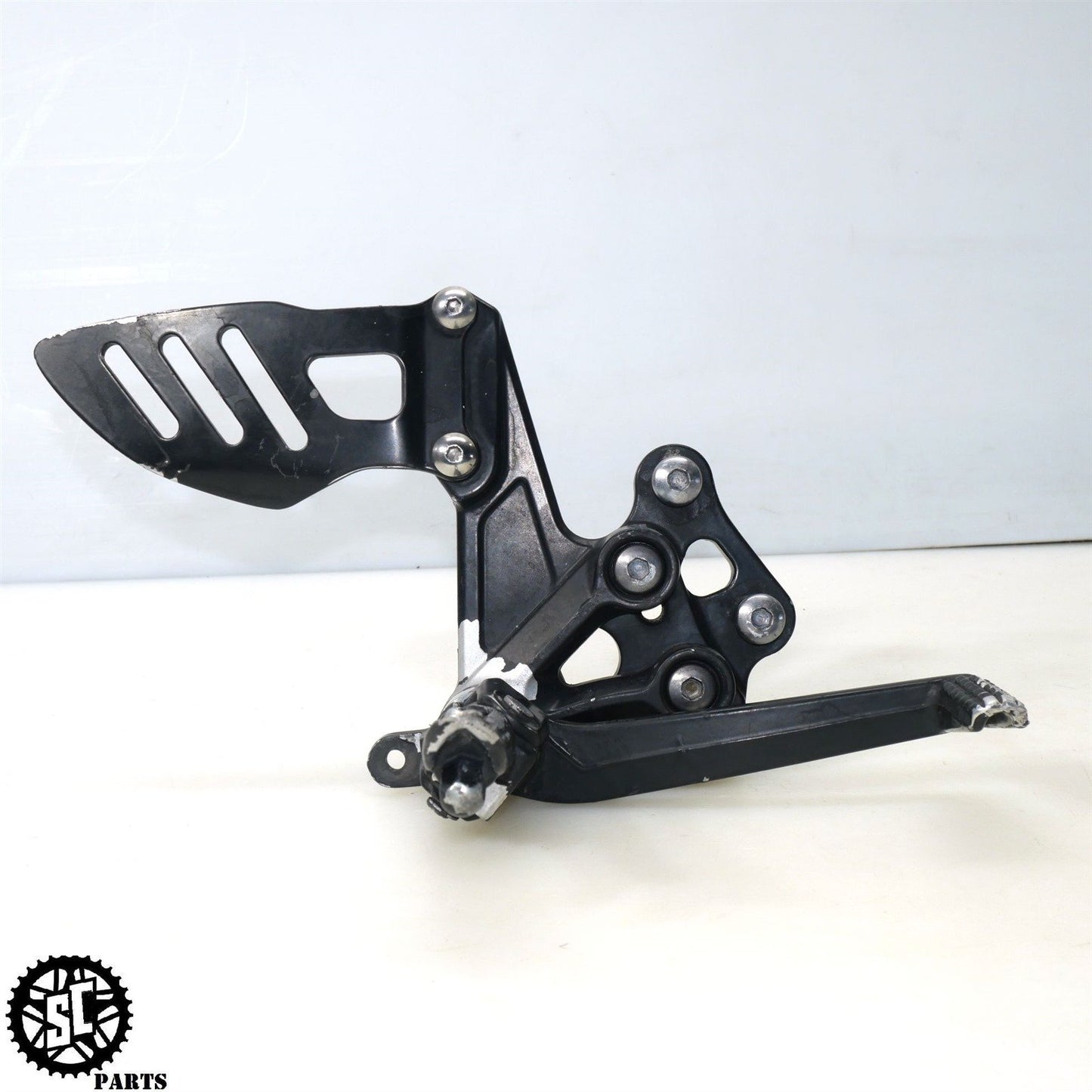 2007 2008 SUZUKI GSXR 1000 RIGHT REARSET FOOT PEG BRACKET S72