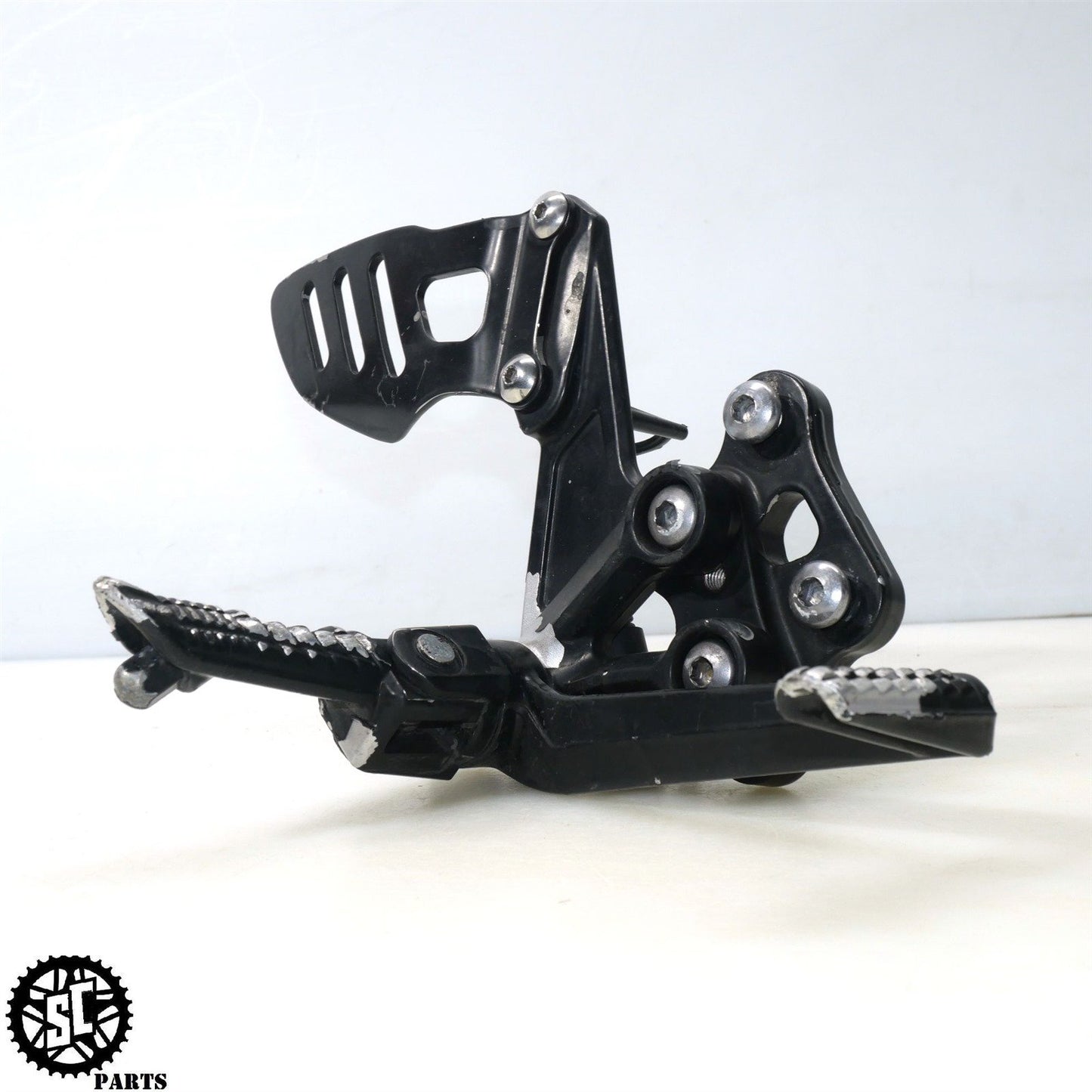 2007 2008 SUZUKI GSXR 1000 RIGHT REARSET FOOT PEG BRACKET S72