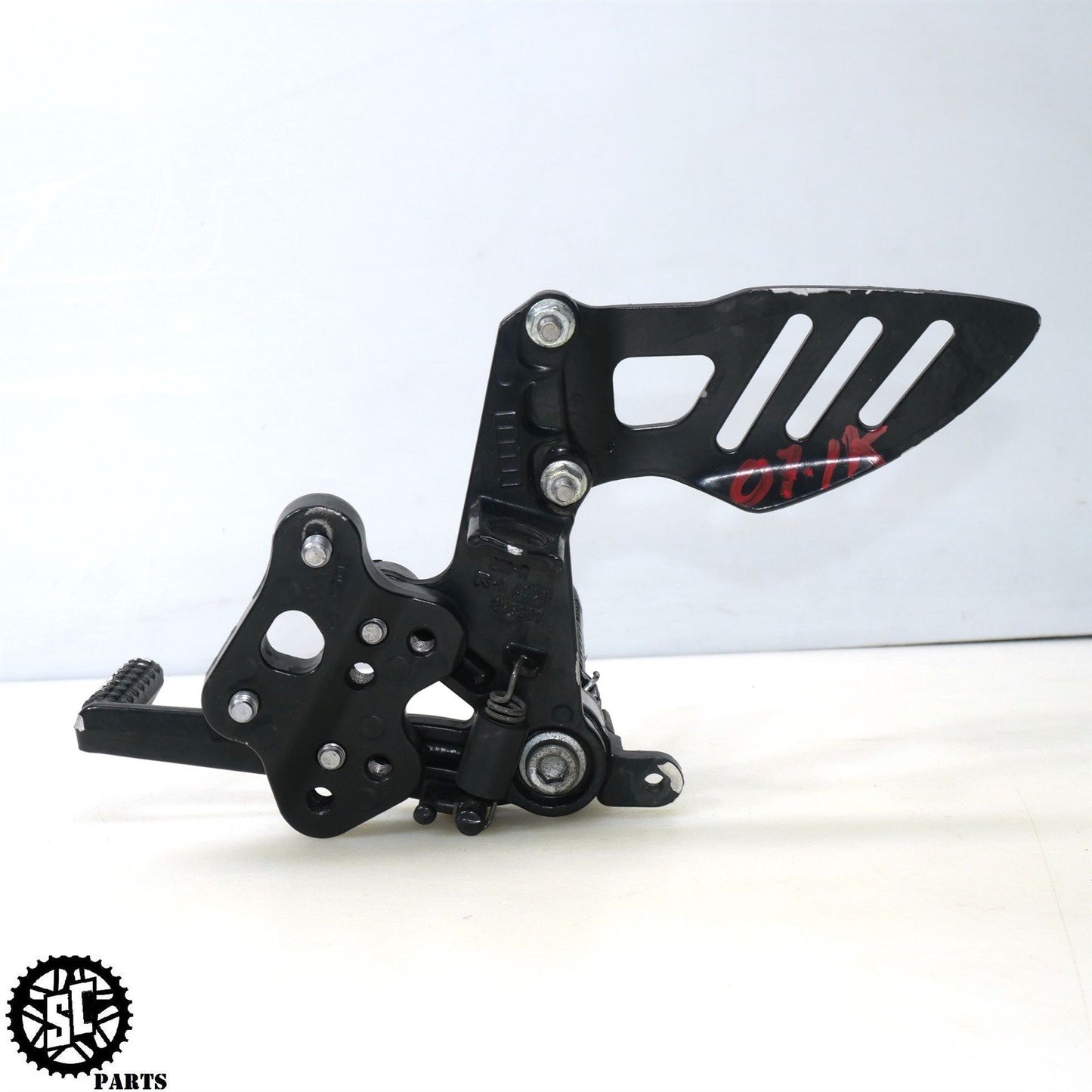 2007 2008 SUZUKI GSXR 1000 RIGHT REARSET FOOT PEG BRACKET S72