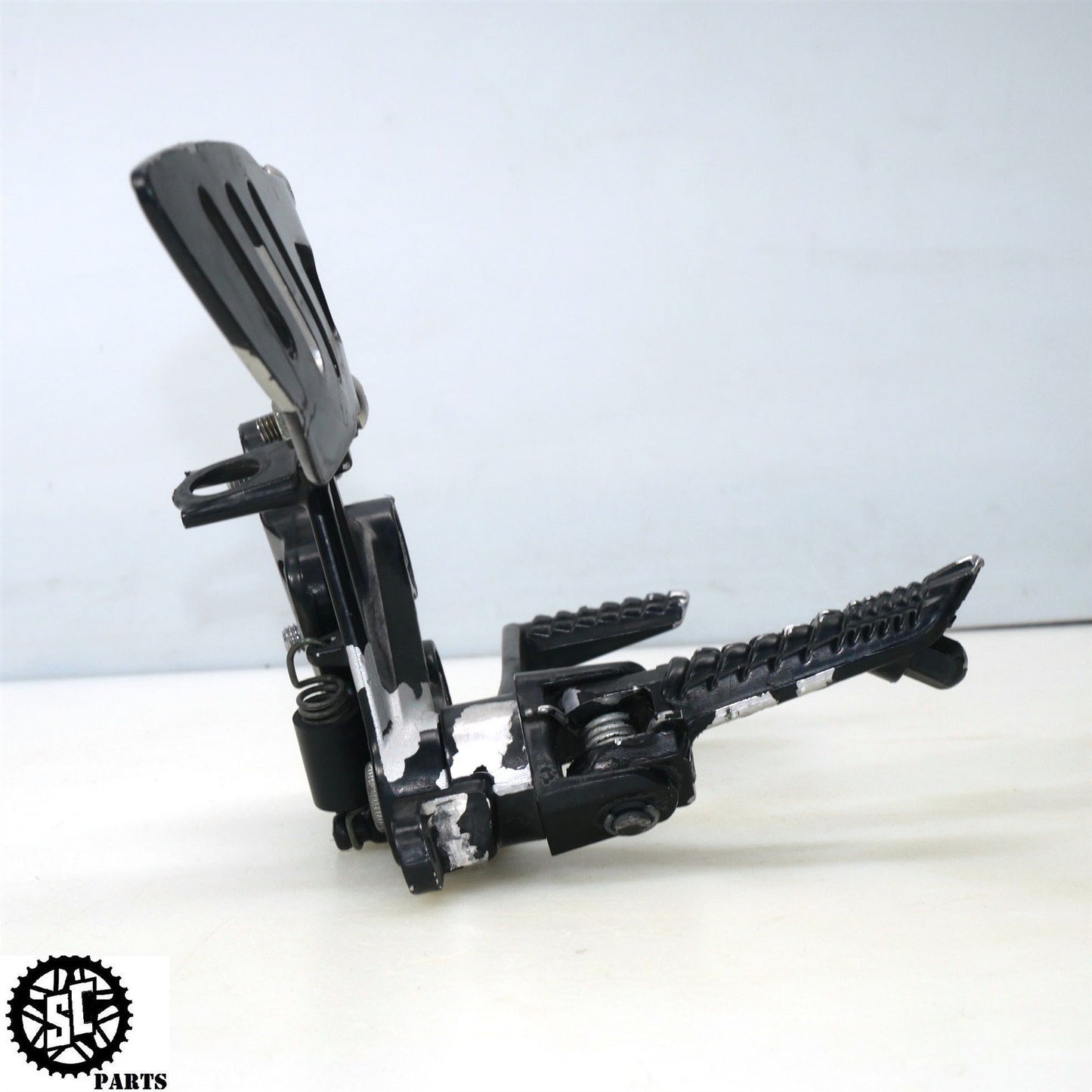 2007 2008 SUZUKI GSXR 1000 RIGHT REARSET FOOT PEG BRACKET S72