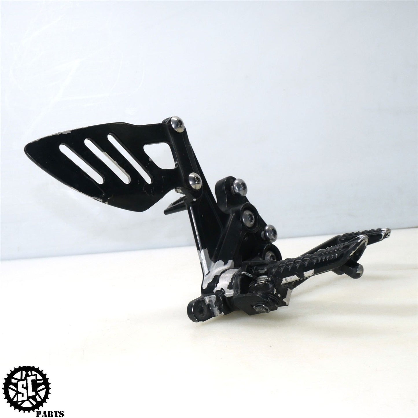 2007 2008 SUZUKI GSXR 1000 RIGHT REARSET FOOT PEG BRACKET S72