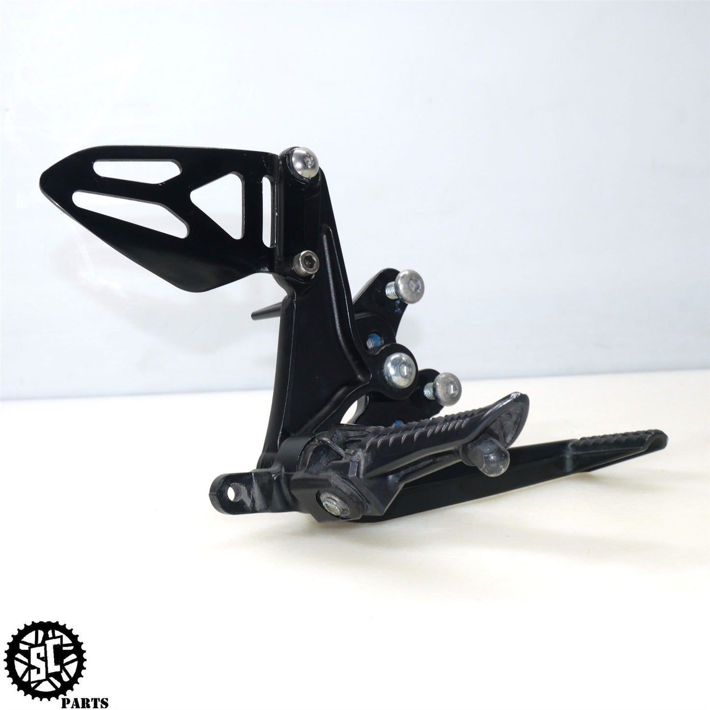 2018 SUZUKI GSXR 600 750 RIGHT REARSET FRONT FOOT PEG BRACKET S76