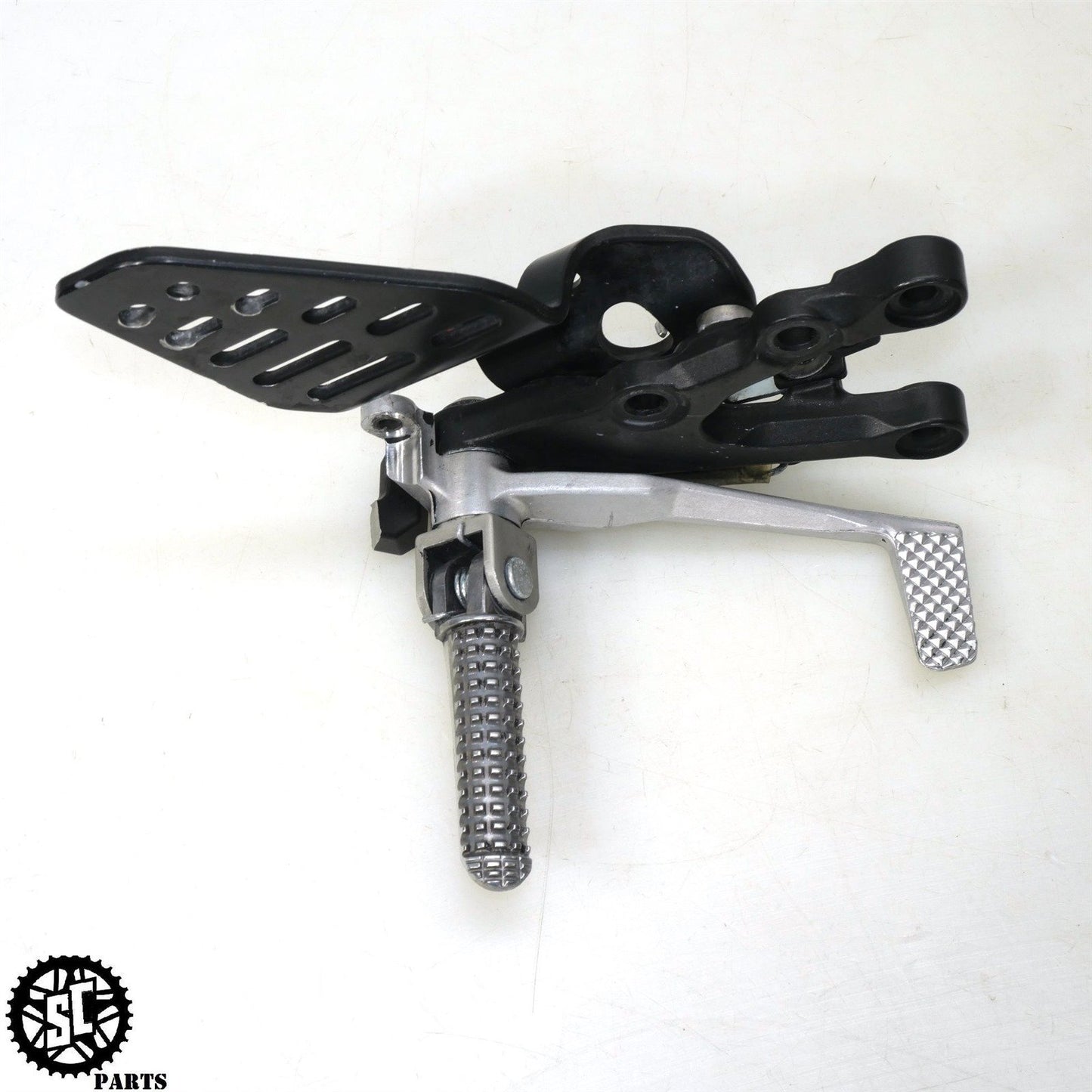2007 06 07 YAMAHA YZF R6 RIGHT REARSET FRONT PEG BRACKET Y25