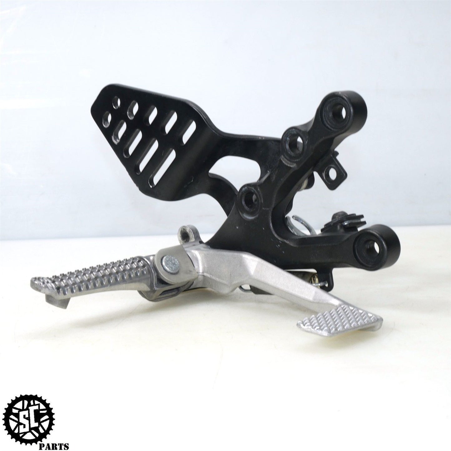 2007 06 07 YAMAHA YZF R6 RIGHT REARSET FRONT PEG BRACKET Y25
