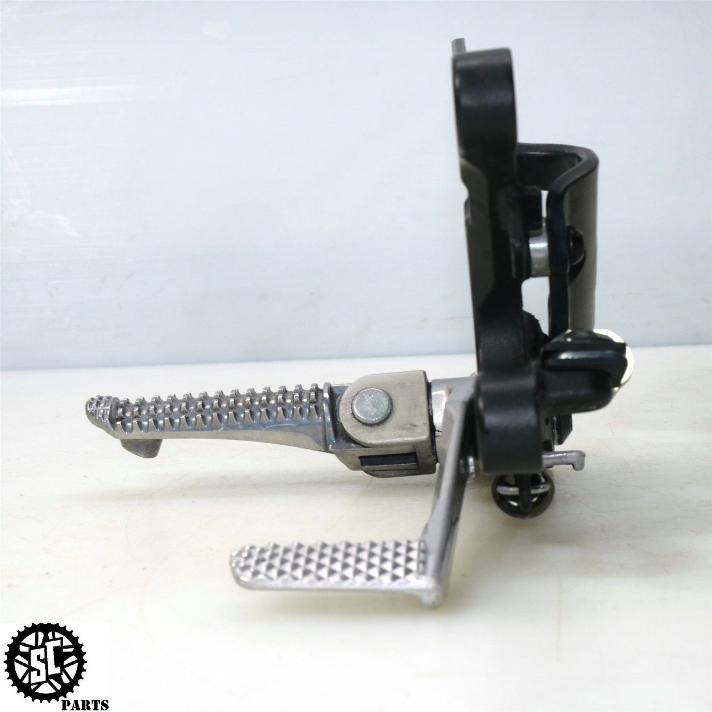 2007 06 07 YAMAHA YZF R6 RIGHT REARSET FRONT PEG BRACKET Y25