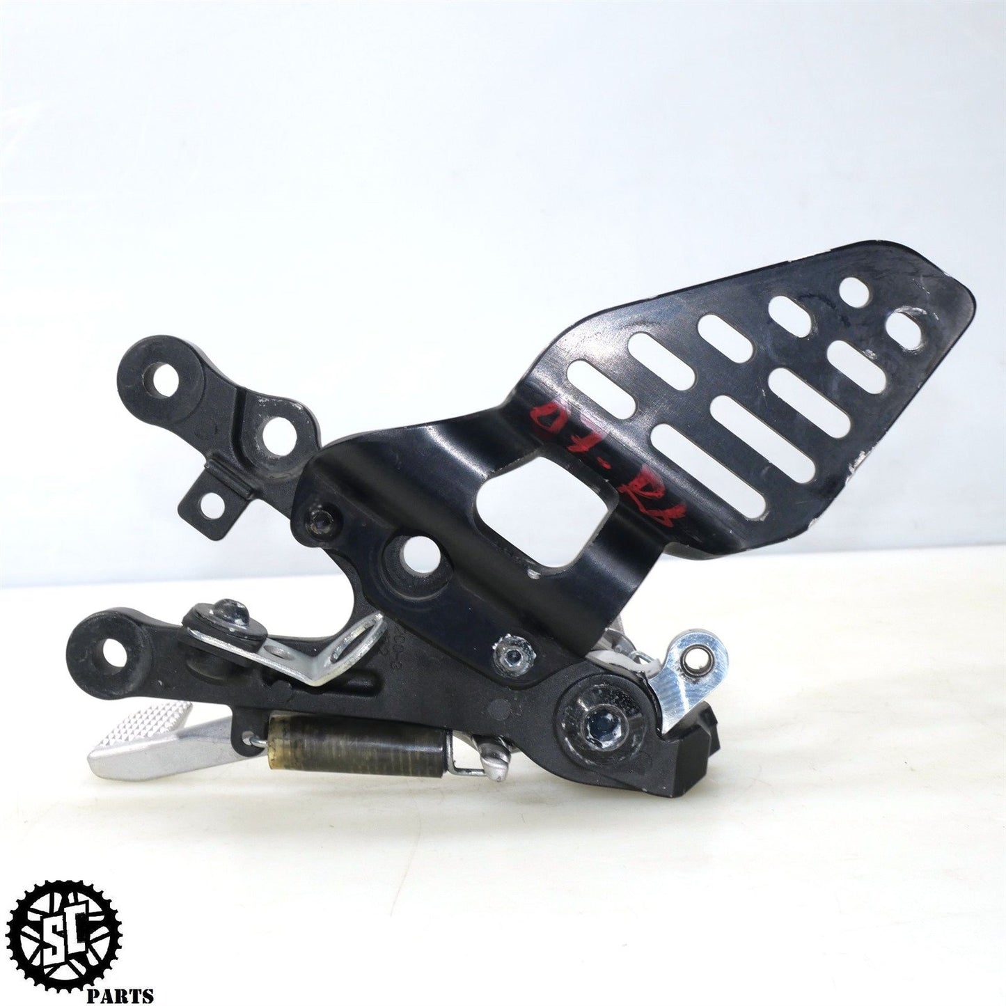 2007 06 07 YAMAHA YZF R6 RIGHT REARSET FRONT PEG BRACKET Y25