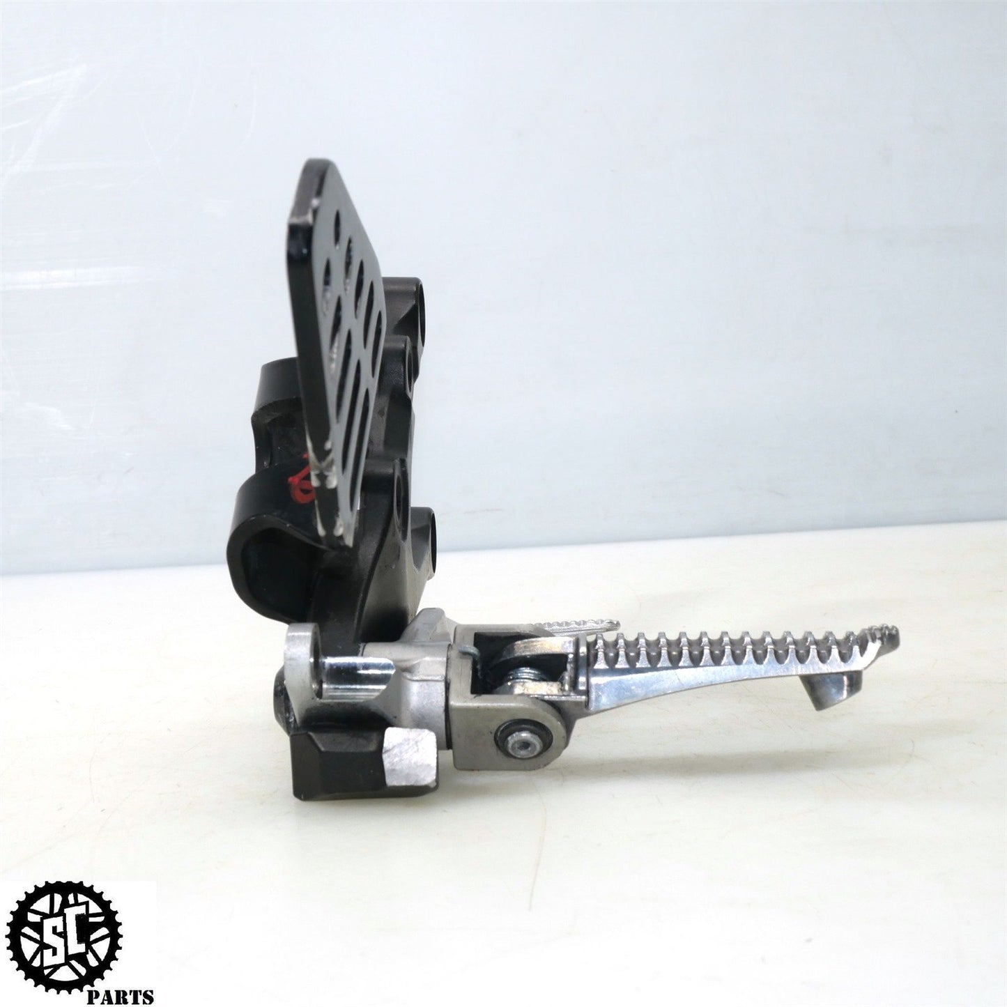 2007 06 07 YAMAHA YZF R6 RIGHT REARSET FRONT PEG BRACKET Y25