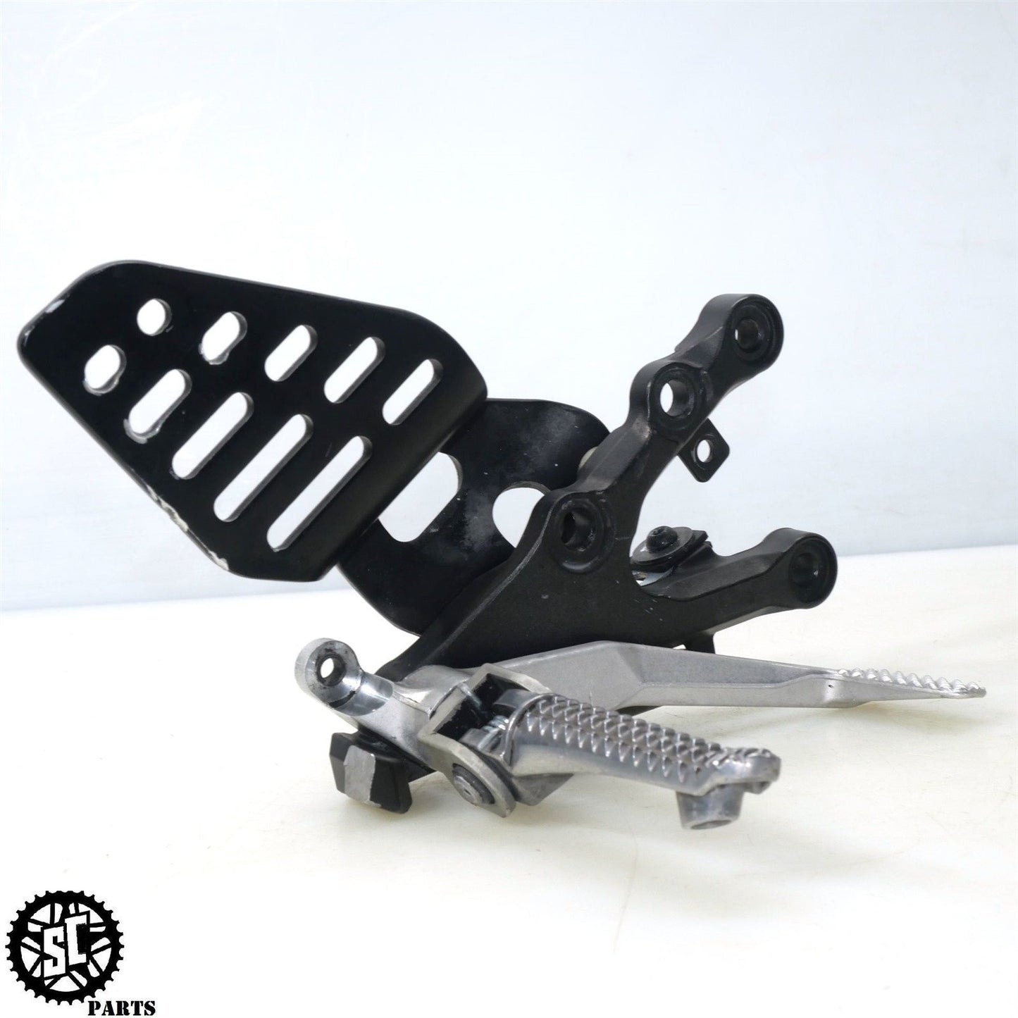 2007 06 07 YAMAHA YZF R6 RIGHT REARSET FRONT PEG BRACKET Y25