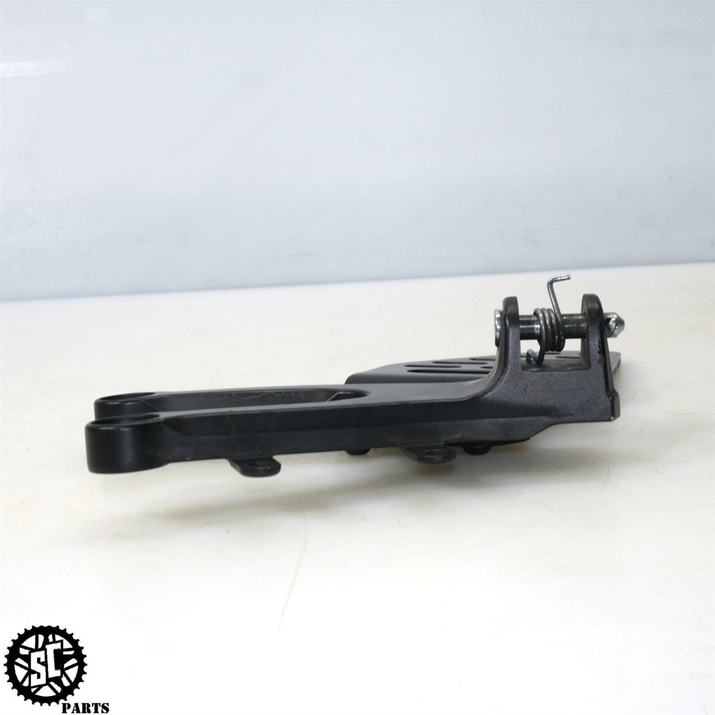 2007 06 07 YAMAHA YZF R6 LEFT REARSET PEG BRACKET Y25