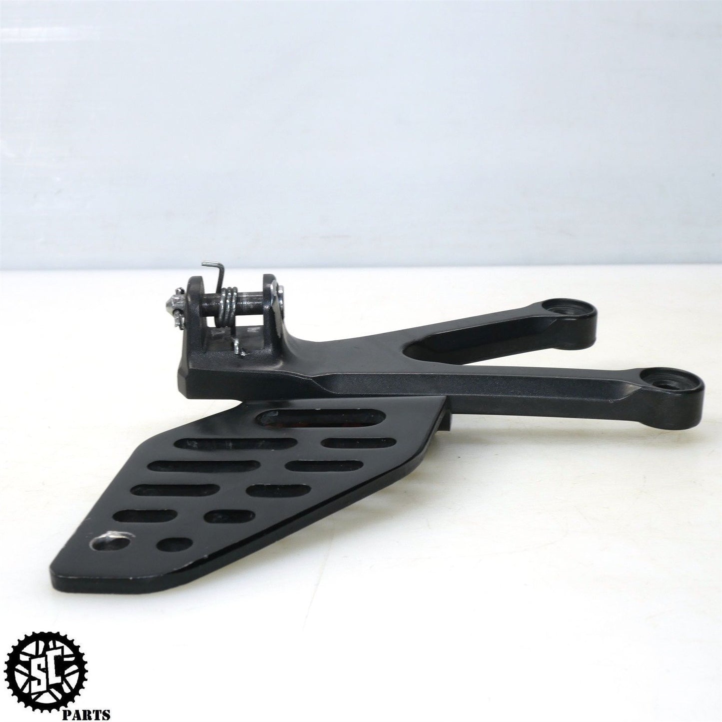 2007 06 07 YAMAHA YZF R6 LEFT REARSET PEG BRACKET Y25