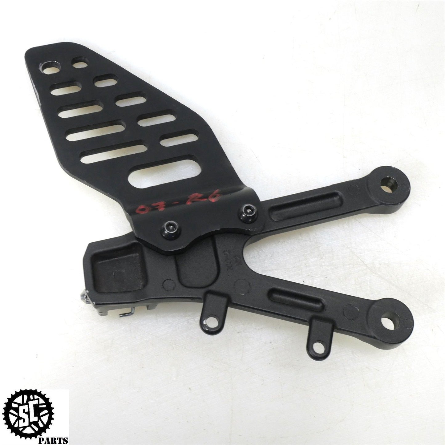 2007 06 07 YAMAHA YZF R6 LEFT REARSET PEG BRACKET Y25