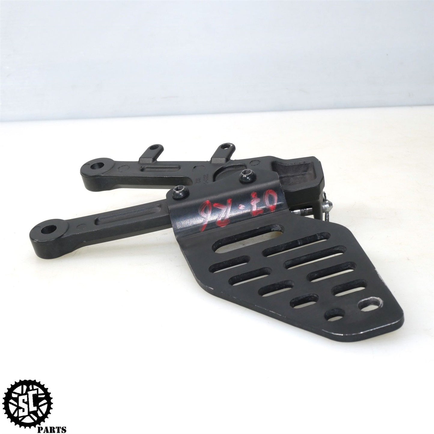 2007 06 07 YAMAHA YZF R6 LEFT REARSET PEG BRACKET Y25