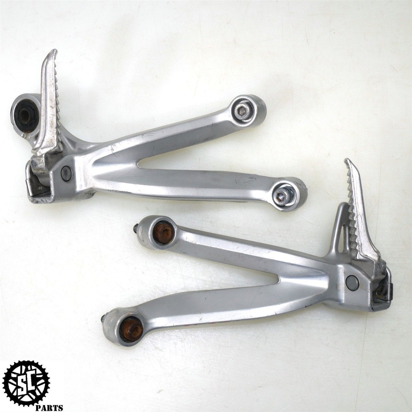 2001-2003 SUZUKI GSXR 600 750 REAR PASSENGER FOOT PEGS BRACKET S61
