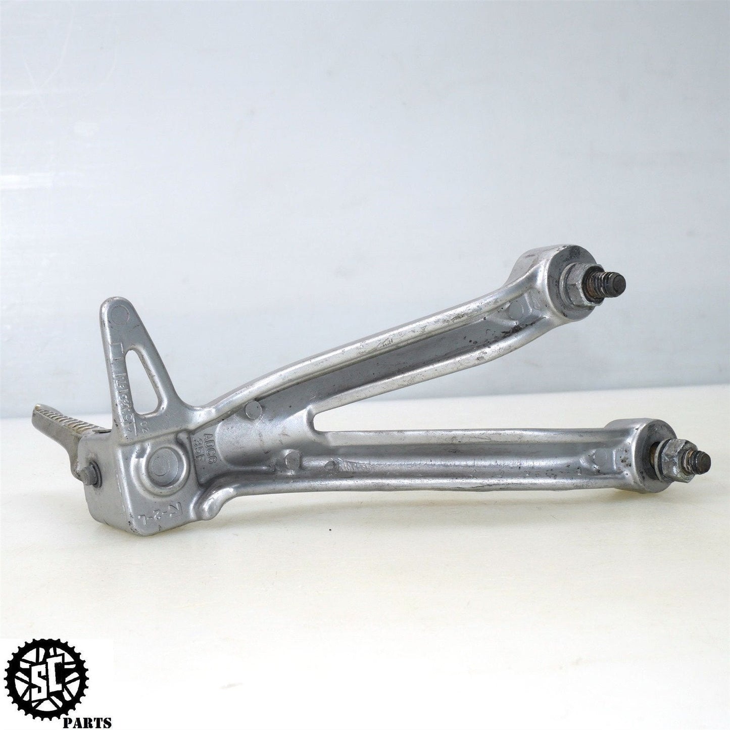 2001-2003 SUZUKI GSXR 600 750 REAR PASSENGER FOOT PEGS BRACKET S61
