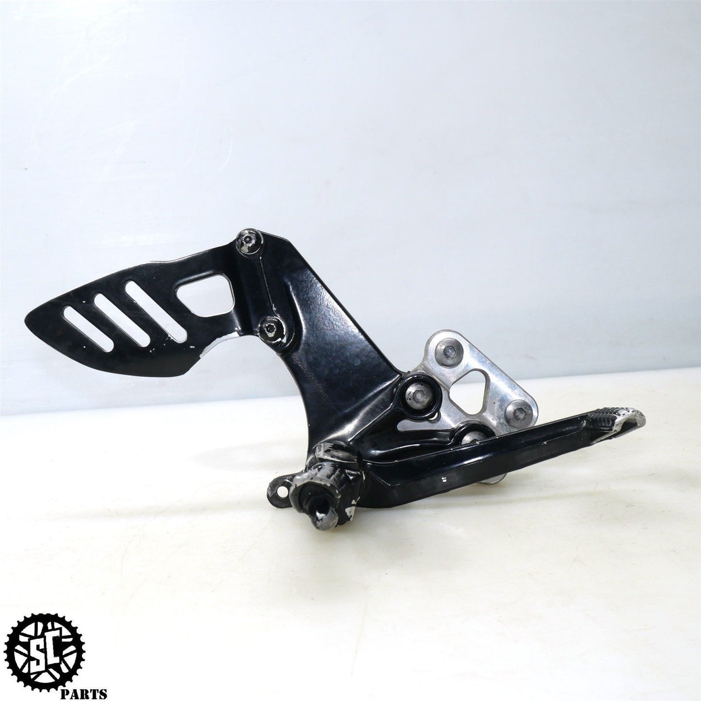2007 SUZUKI GSXR 600 RIGHT REARSET FOOT PEG BRACKET S44