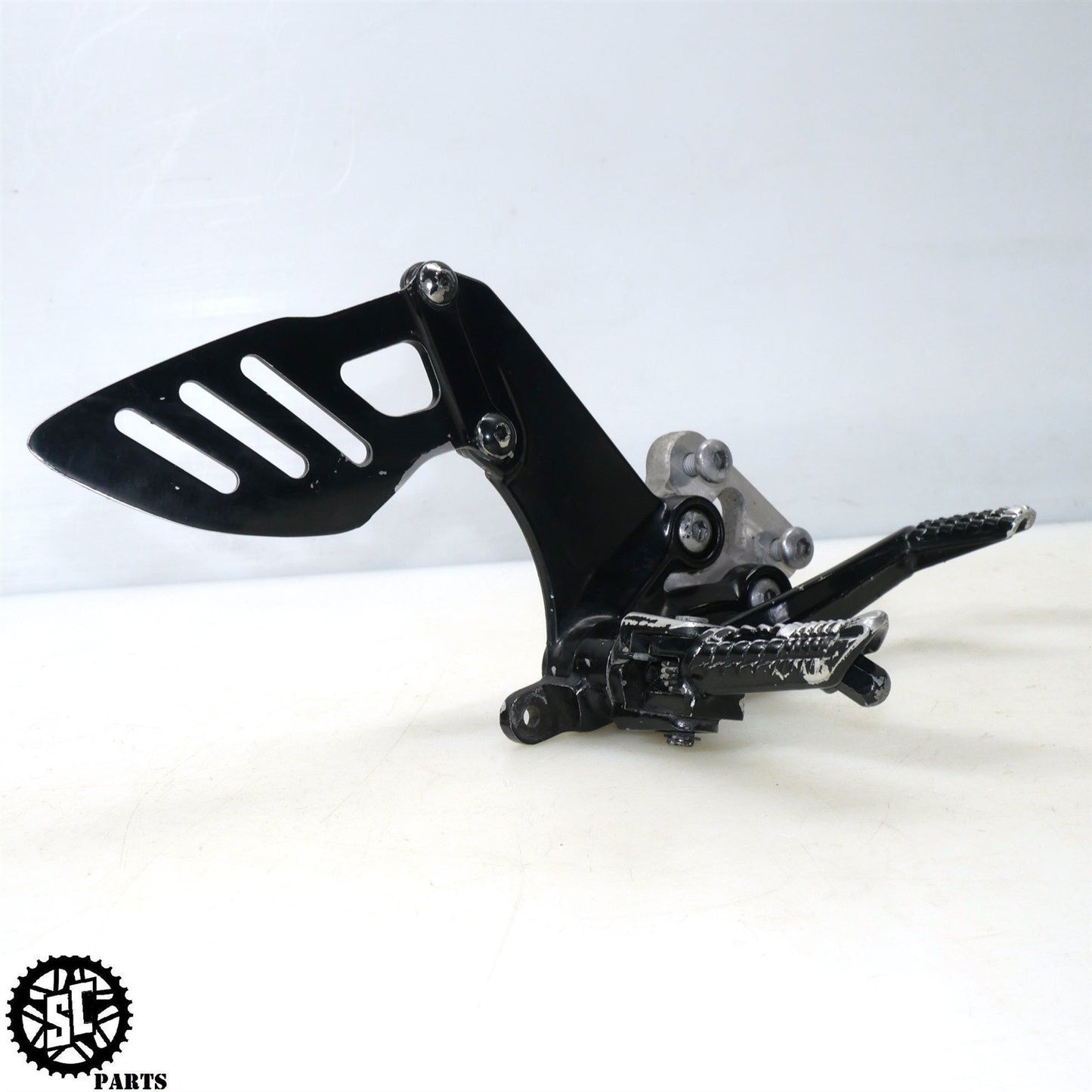 2007 SUZUKI GSXR 600 RIGHT REARSET FOOT PEG BRACKET S44