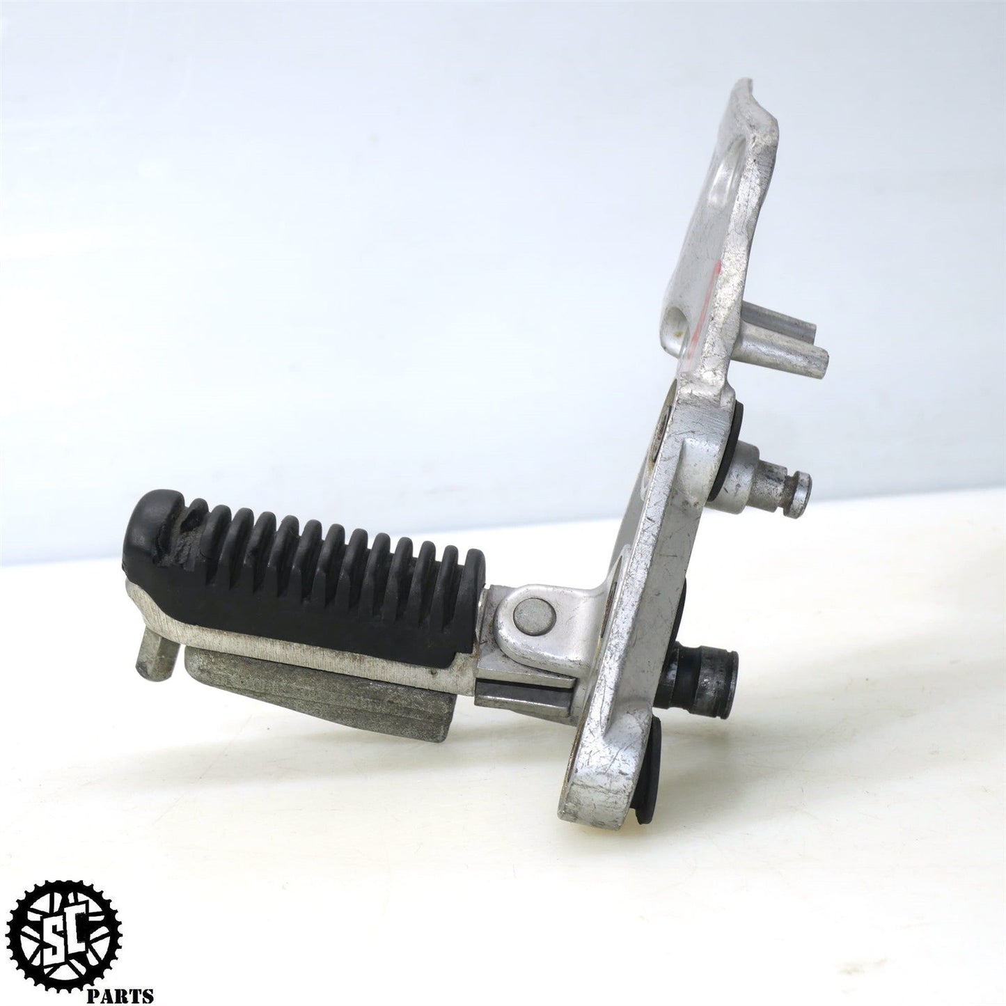 2001-2007 SUZUKI HAYABUSA RIGHT REARSET FRONT PEG BRACKET S28