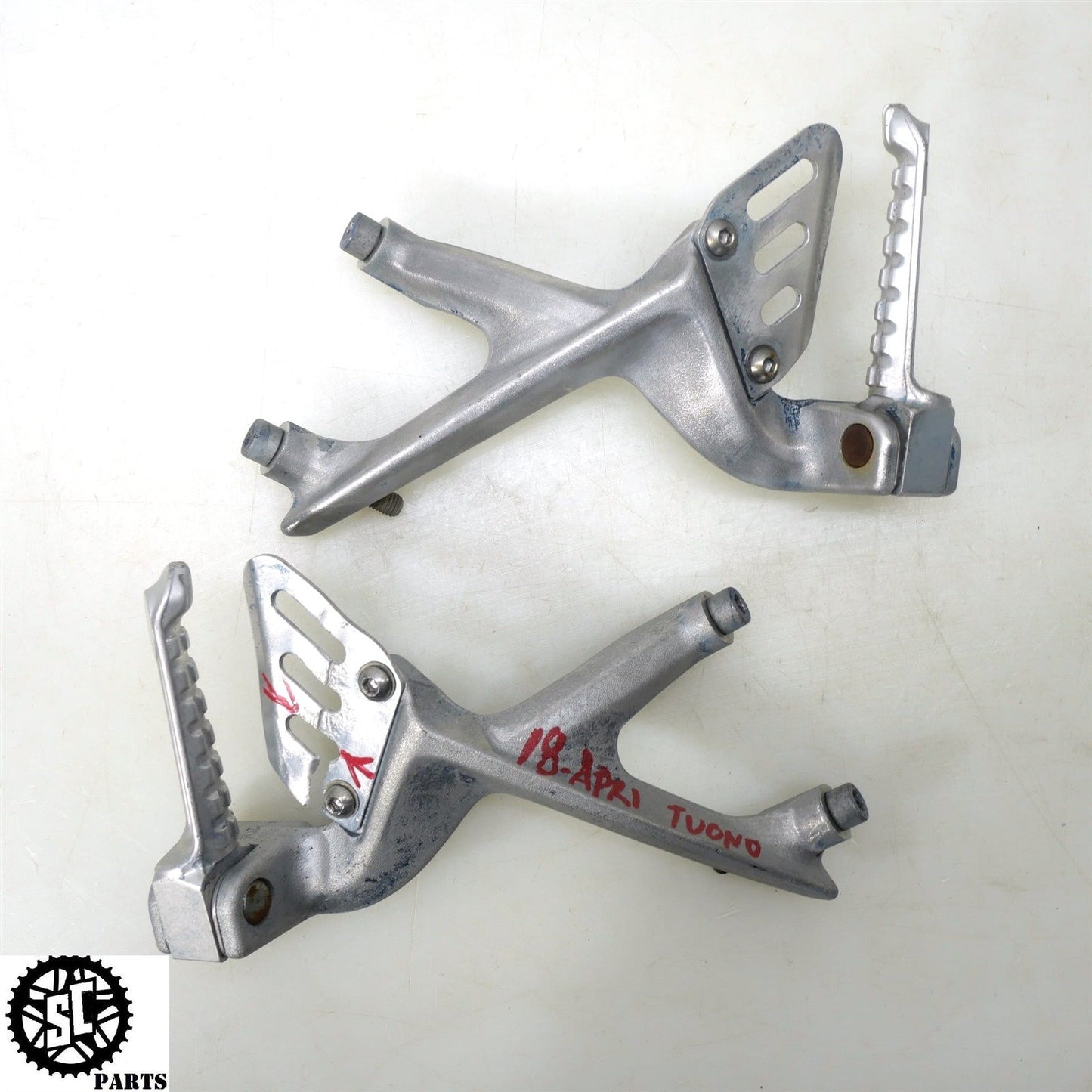 2018 APRILIA TUONO V4 1100 REAR PASSENGER FOOT PEG BRACKET 893996 893997 A09