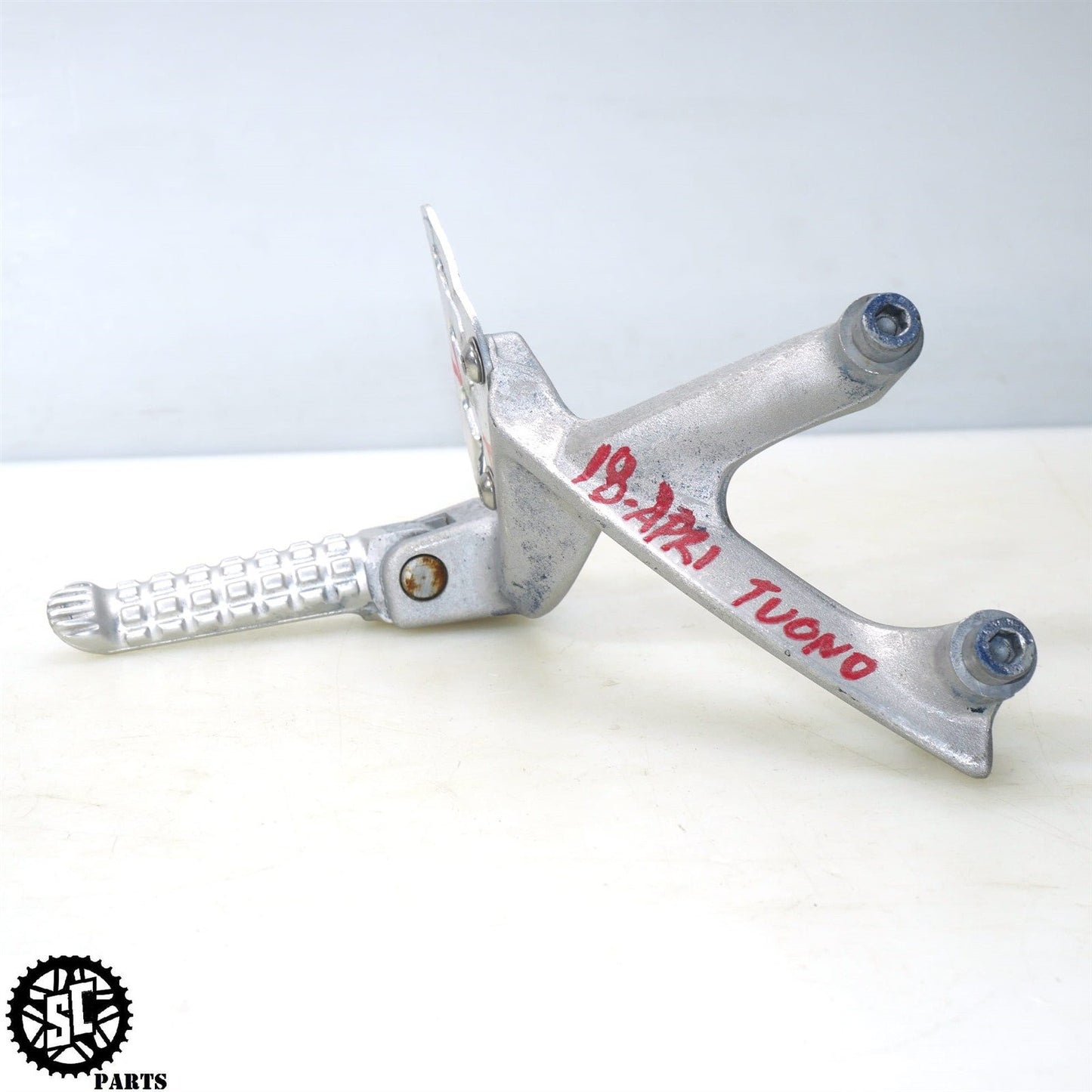 2018 APRILIA TUONO V4 1100 REAR PASSENGER FOOT PEG BRACKET 893996 893997 A09