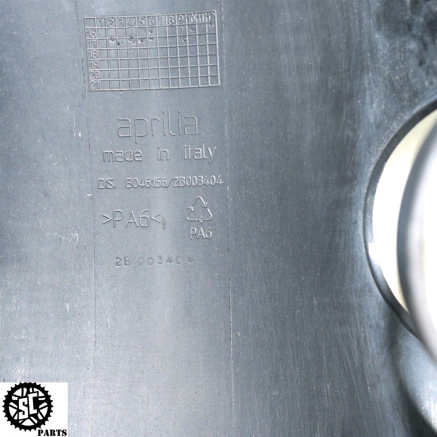 2018 APRILIA TUONO V4 1100 FRONT FENDER 2B003404 A09