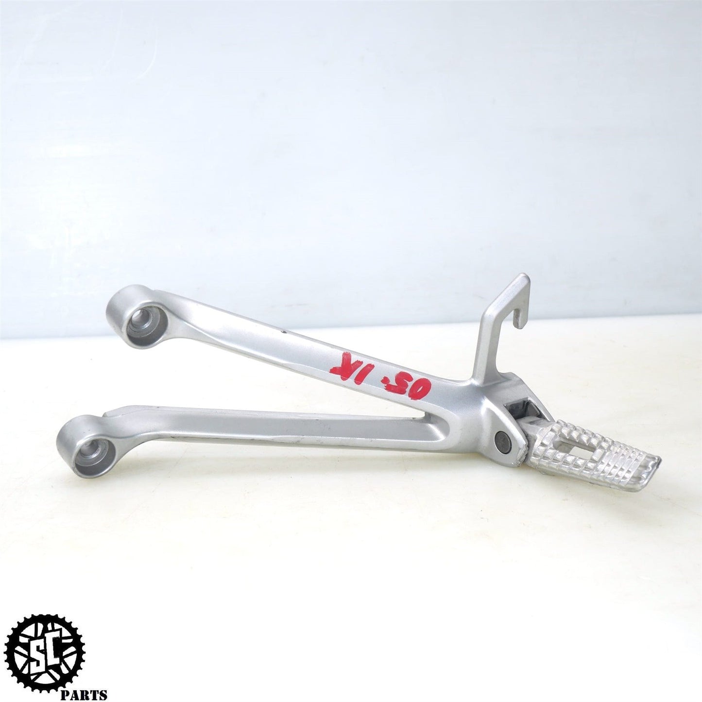 2005 2006 SUZUKI GSXR 1000 REAR PASSENGER PEG BRACKET S22