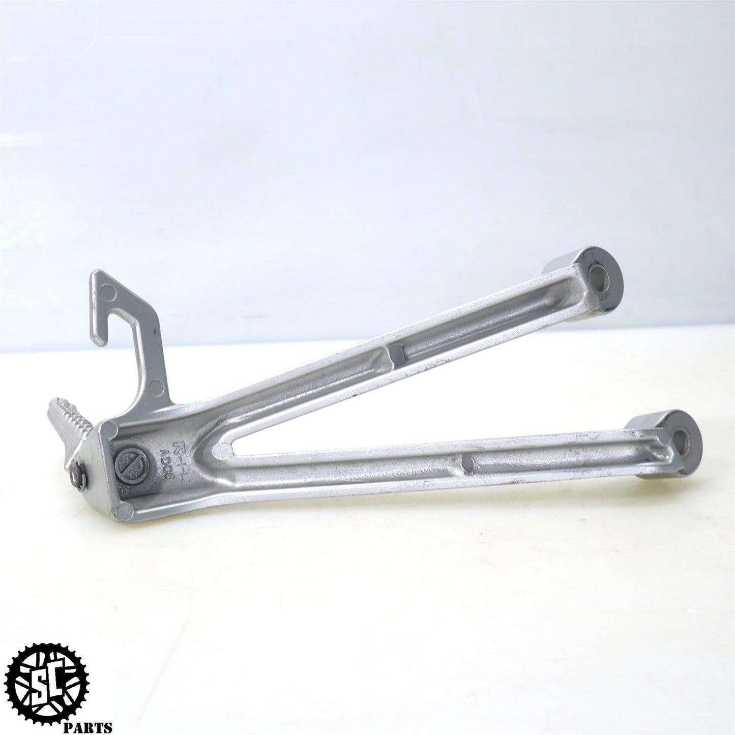 2005 2006 SUZUKI GSXR 1000 REAR PASSENGER PEG BRACKET S22