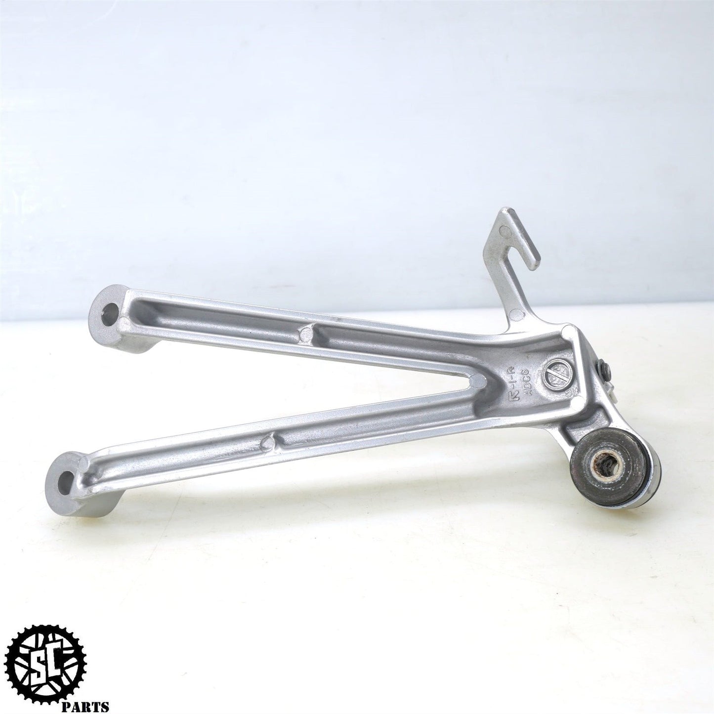 2005 2006 SUZUKI GSXR 1000 REAR PASSENGER PEG BRACKET S22