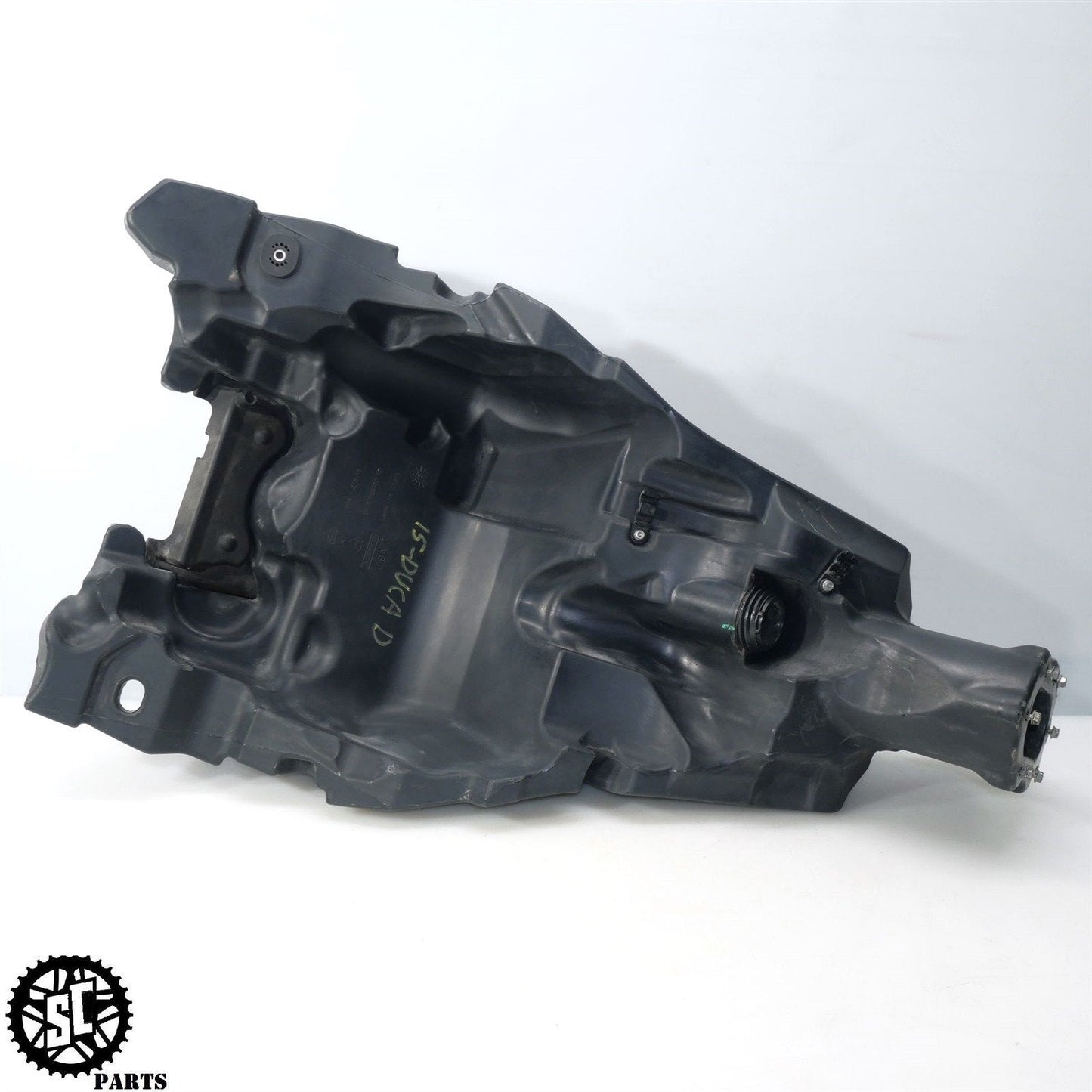 2015 DUCATI DIAVEL GAS FUEL TANK D32