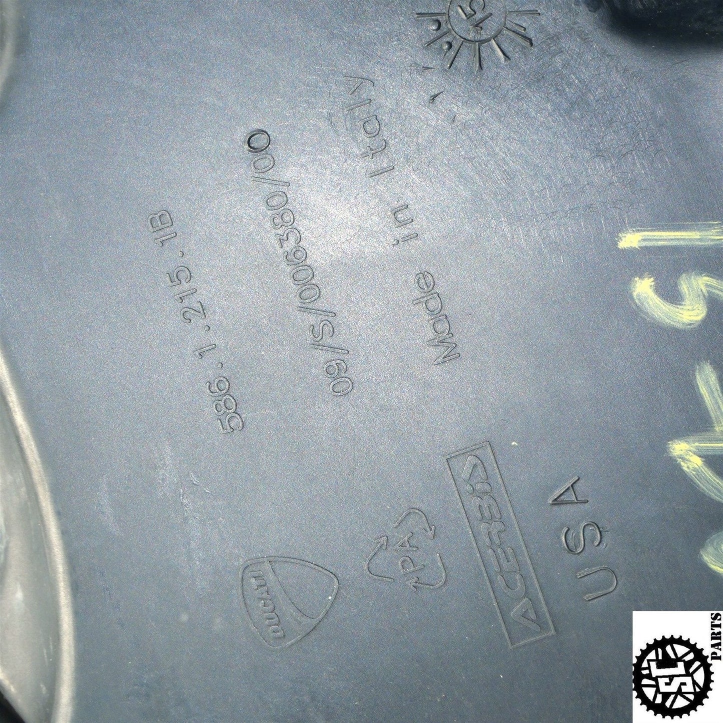 2015 DUCATI DIAVEL GAS FUEL TANK D32