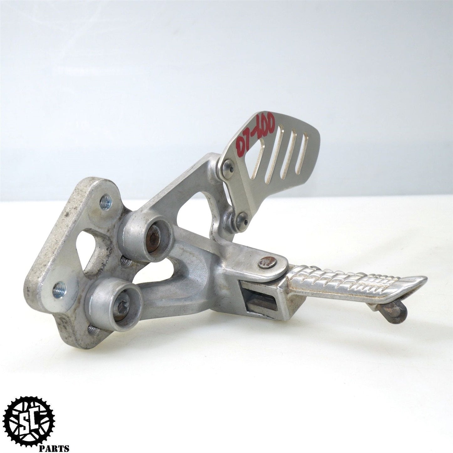 2006 2007 SUZUKI GSXR600 LEFT REARSET FRONT FOOT PEG S39
