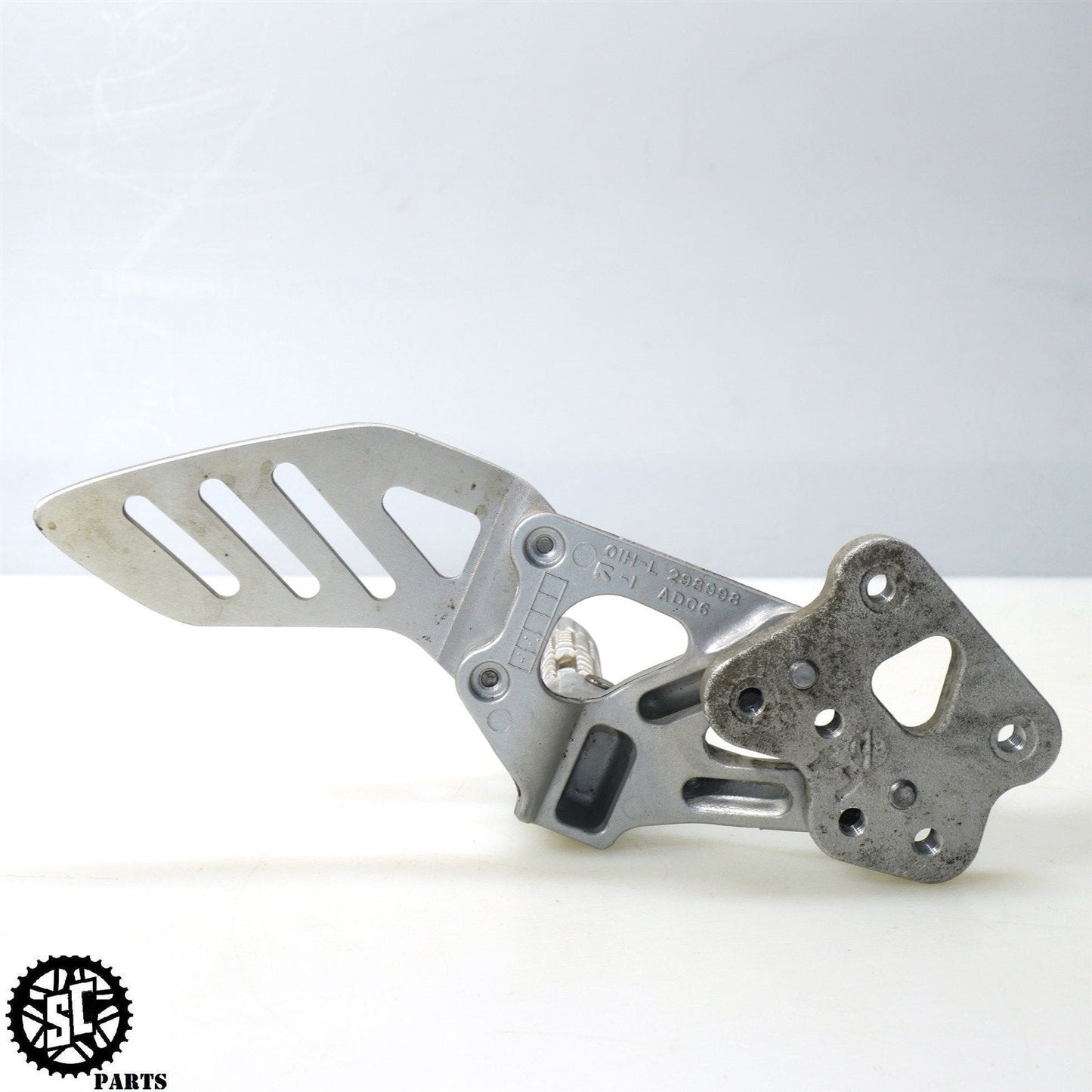 2006 2007 SUZUKI GSXR600 LEFT REARSET FRONT FOOT PEG S39