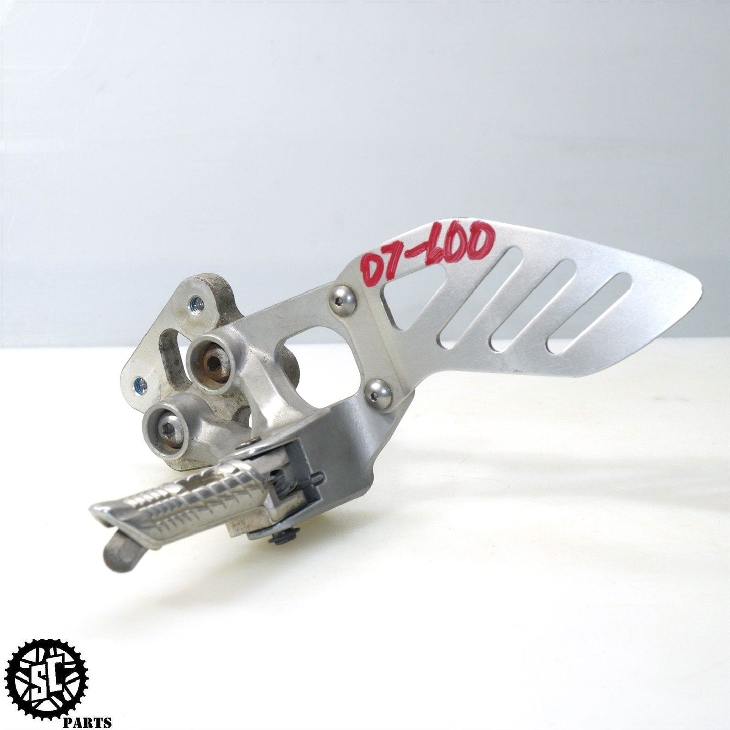 2006 2007 SUZUKI GSXR600 LEFT REARSET FRONT FOOT PEG S39