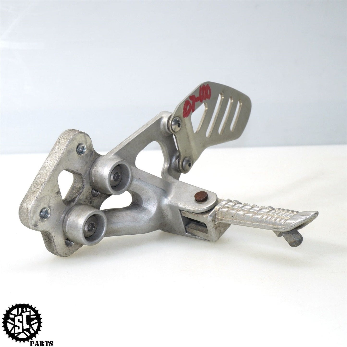 06 07 SUZUKI GSXR 600 LEFT REARSET FRONT FOOT PEG S03