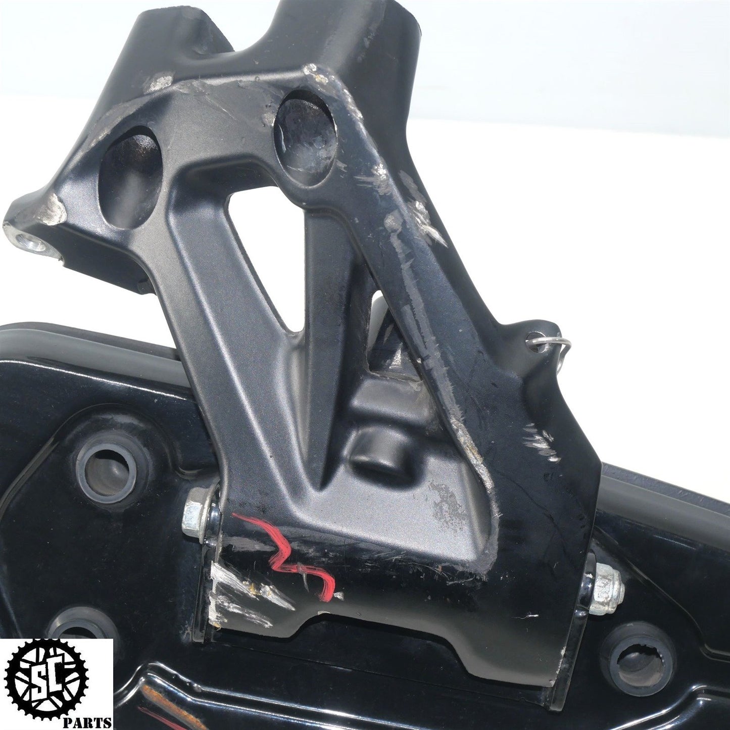 2022 INDIAN CHALLENGER RIGHT FRONT FLOORBOARD BRAKE PEDAL BRACKET HD48