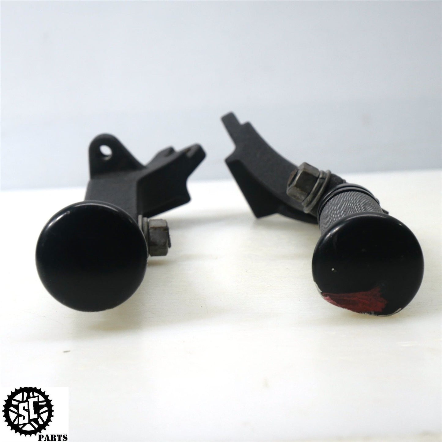 2014 HARLEY FXDB DYNA STREET BOB REAR PASSENGER FOOT PEG BRACKET HD30