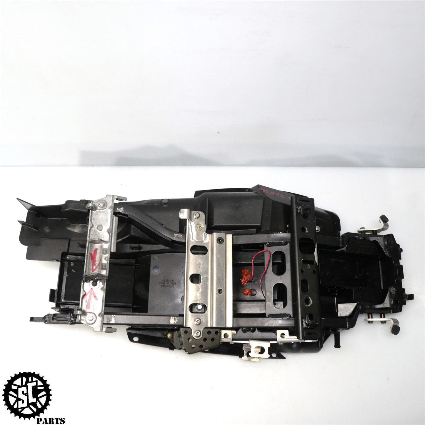 2005 2006 KAWASAKI NINJA ZX6R 636 REAR SUBFRAME BATTERY TRAY K44