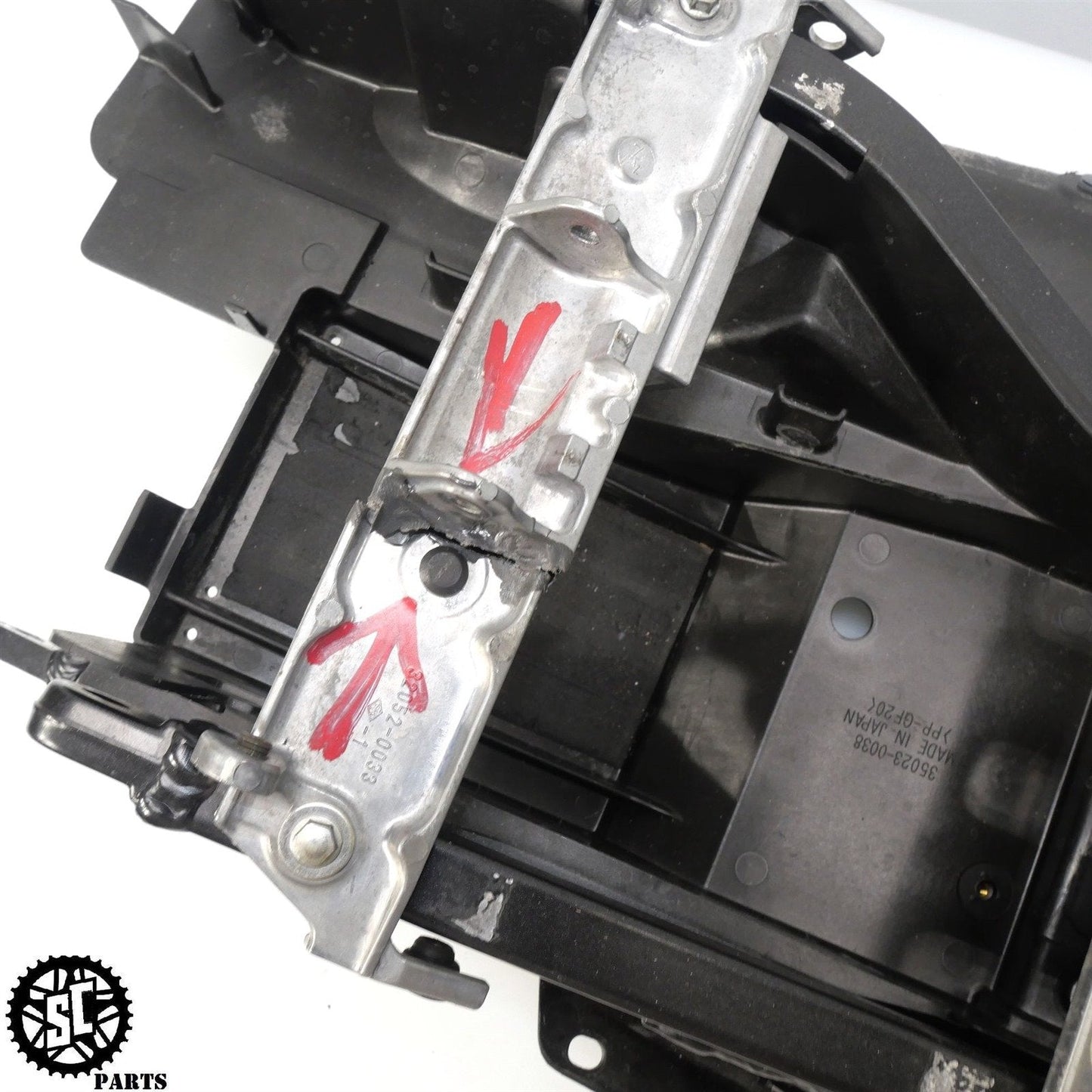2005 2006 KAWASAKI NINJA ZX6R 636 REAR SUBFRAME BATTERY TRAY K44