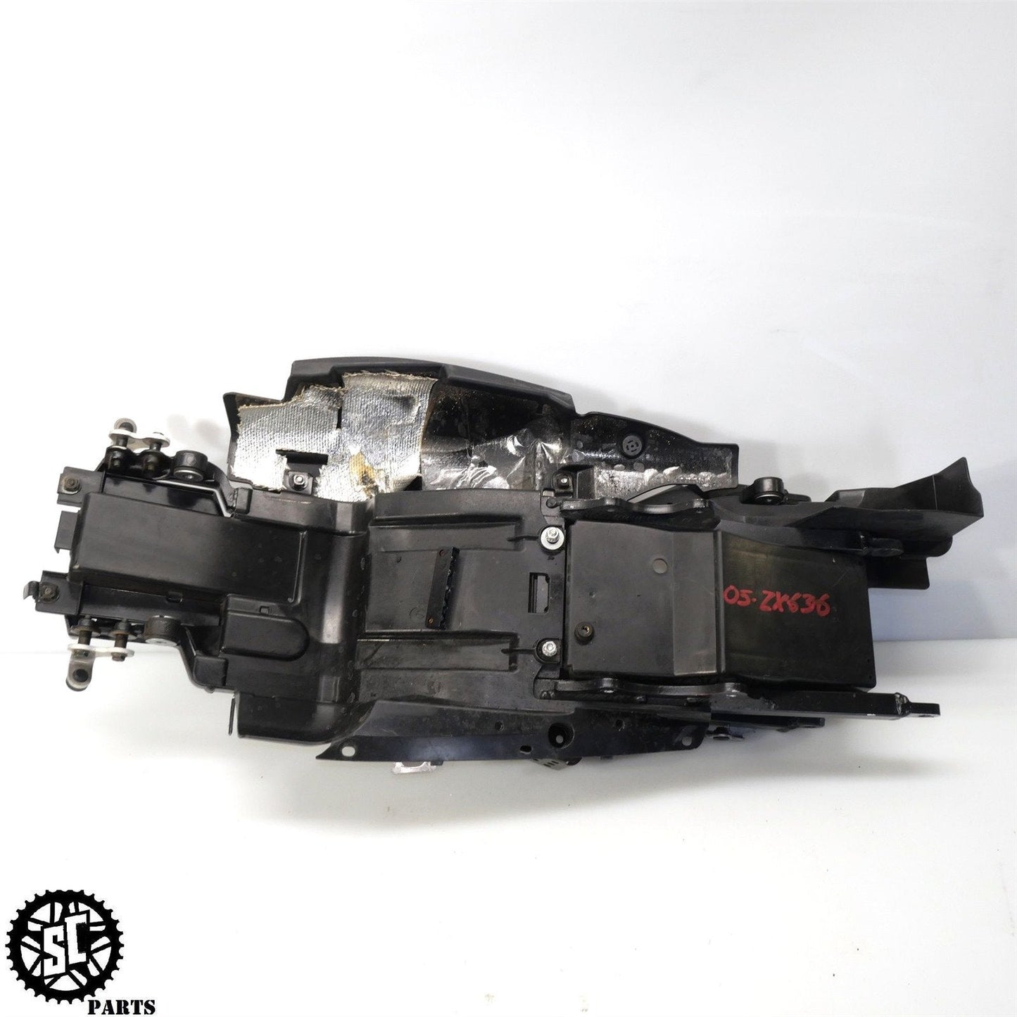 2005 2006 KAWASAKI NINJA ZX6R 636 REAR SUBFRAME BATTERY TRAY K44