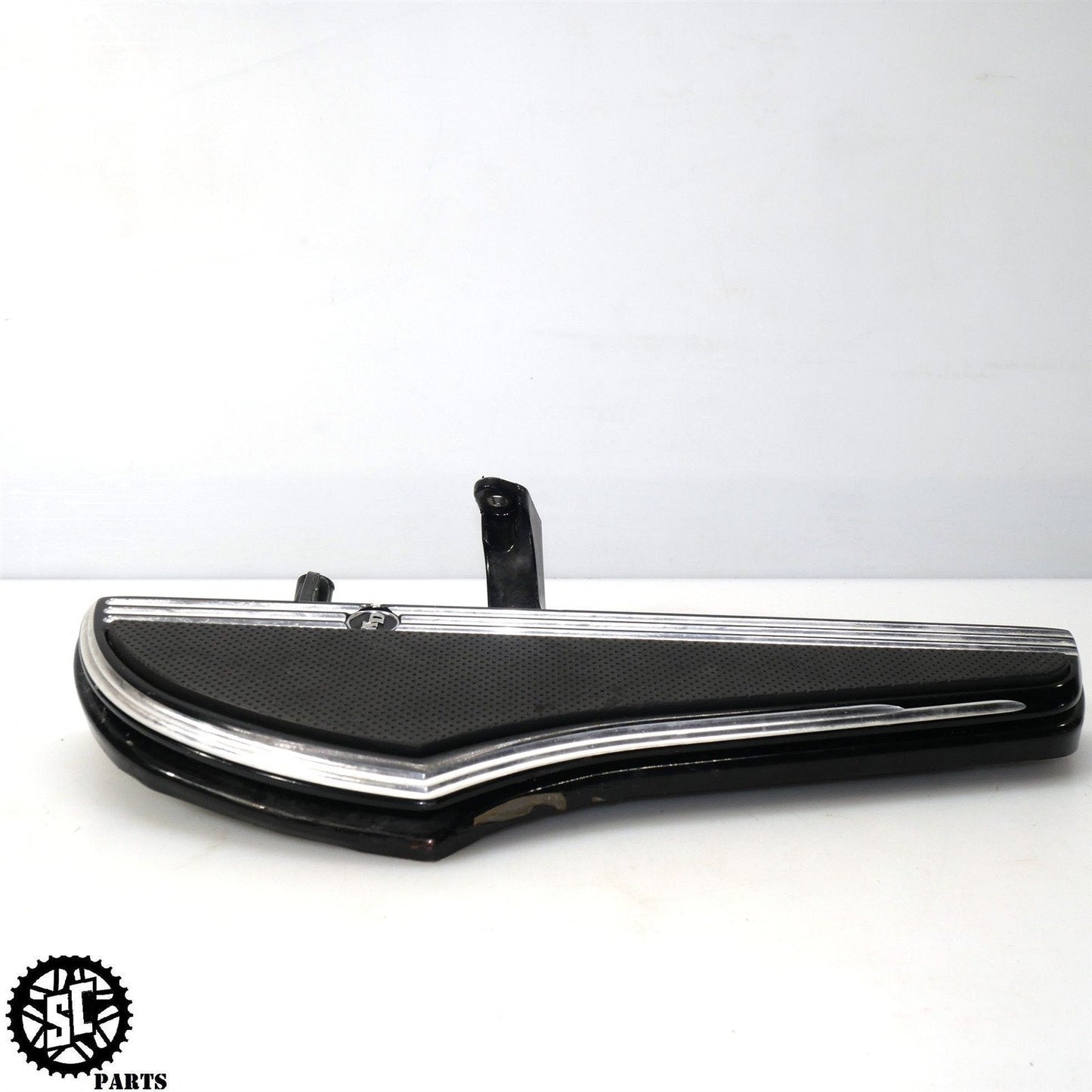 2017-2022 HARLEY ROAD GLIDE FRONT LEFT DEFIANCE FLOORBOARD BRACKET HD17