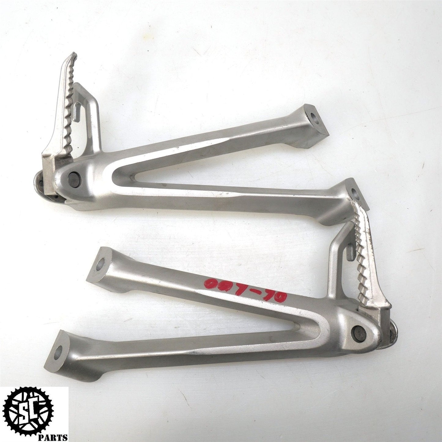 2006-2007 SUZUKI GSXR 600 750 REAR BACK PASSENGER LEFT RIGHT FOOT PEG S11