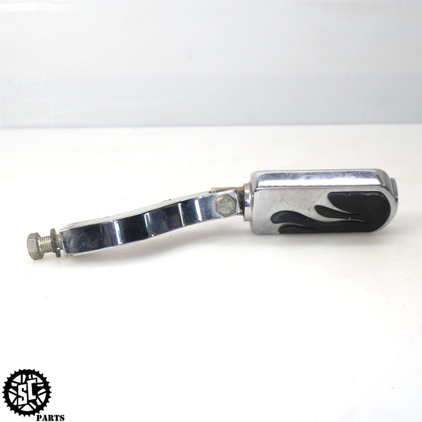 2005 HARLEY-DAVIDSON DYNA FXDWG REAR RIGHT PASSENGER FOOT PEG BRACKET HD05