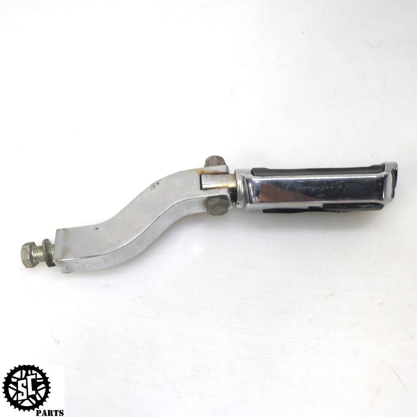 2005 HARLEY-DAVIDSON DYNA FXDWG REAR RIGHT PASSENGER FOOT PEG BRACKET HD05