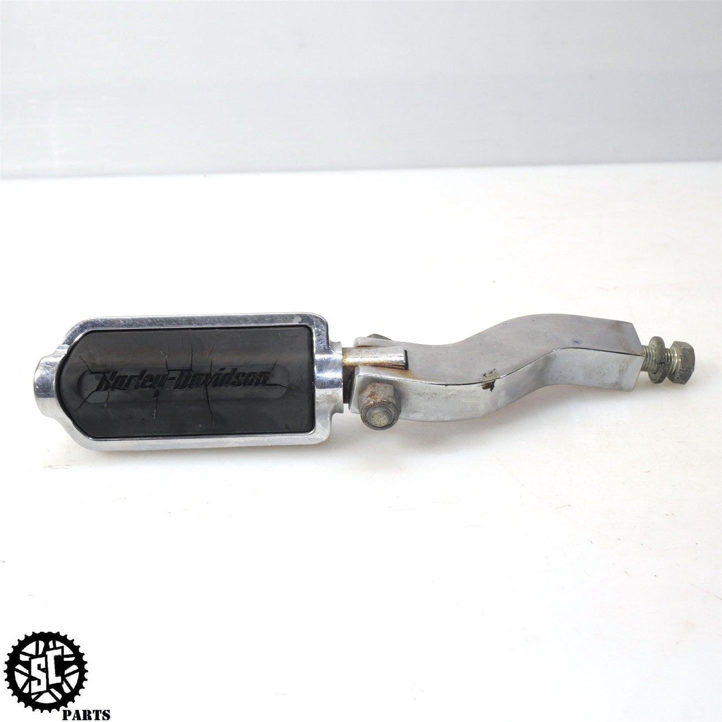 2005 HARLEY-DAVIDSON DYNA FXDWG REAR RIGHT PASSENGER FOOT PEG BRACKET HD05