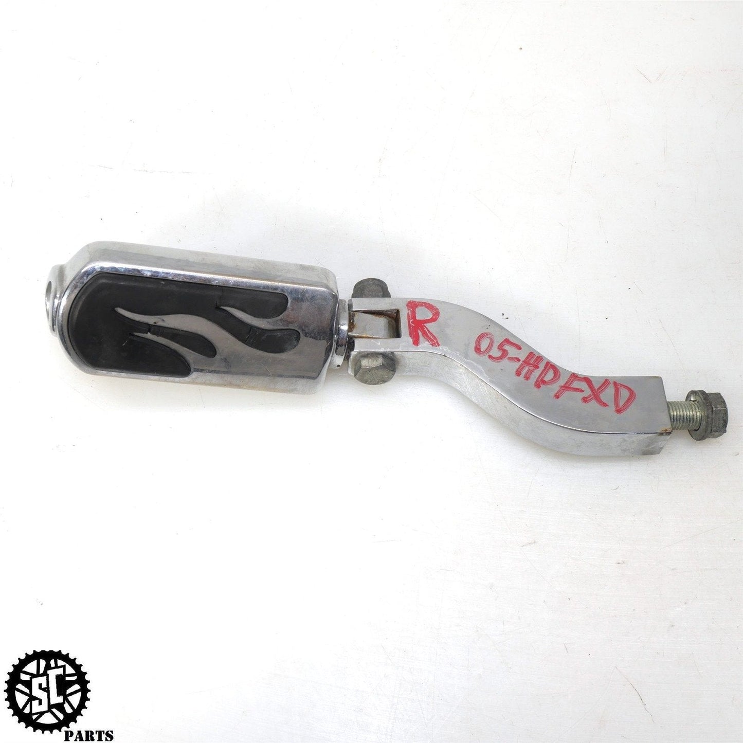 2005 HARLEY-DAVIDSON DYNA FXDWG REAR RIGHT PASSENGER FOOT PEG BRACKET HD05